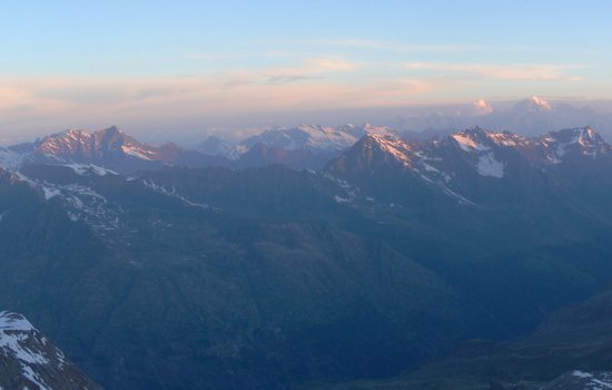 Svítání nad národním parkem Gran Paradiso - pohled ze spodní třetiny severozápadní stěny.