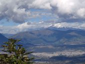 Pohled na nedalekého velikána - sopku Cayambe (5790m), Ekvádor