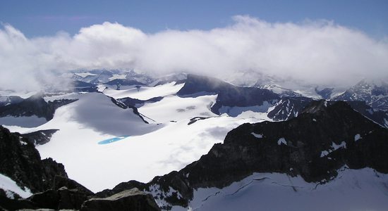 Pohled na pohoří Jotunheimen z vrcholu Galdhøpiggen (2469m).