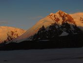 Sestup z C2 (5380m) do C1 (4400m) a den odpočinku před výstupem, Pamír, Kyrgyzstán