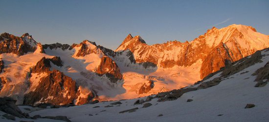 Svítání v údolí ledovce Saleina. Uprostřed Tour Noir a napravo Aiguille d´Argentière