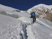 Sestup z C2 (5380m) do C1 (4400m) a den odpočinku před výstupem, Pamír, Kyrgyzstán