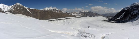 Pohled dolů na Leninův ledovec ze spodní části severní stěny, Pamír, Kyrgyzstán.