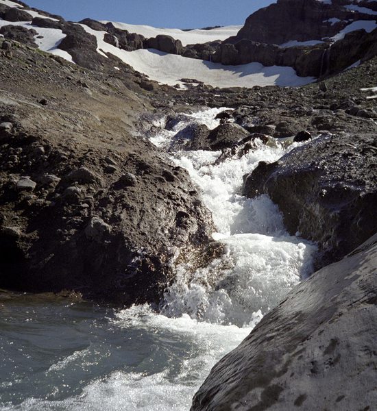 Na stezce kolem pohoří Sierra Nevada. Národní park Conguillío, Chile