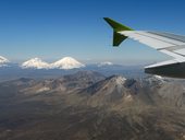 Zleva Sajama (6542m), Pomerape (6282m), Parinacota (6348m) a pod námi Nevados de Putre (Taapacá - 5860m), Bolívie/Chile