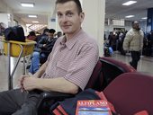 Jiří se pomalu aklimatizuje na terminálu letiště El Alto, Bolívie