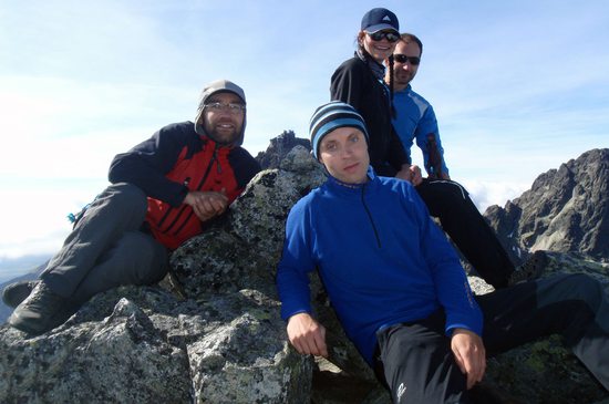 Na vrcholu Kežmarského štítu (2556m). Zleva: Martin, Jirka, Marta a Vláďa. Meteorologická stanice na vrcholu Lomnického štítu je vidět mezi Martinem a Jirkou, Vysoké Tatry, Slovensko