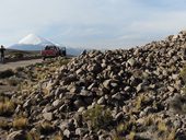 Opouštíme rezervaci Las Vicuñas a před námi je Národní park Lauca s obří sopkou Parinacota (6348m), Chile