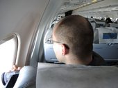 Využíváme poloprázdné kabiny letadla, natáčíme, fotíme ...