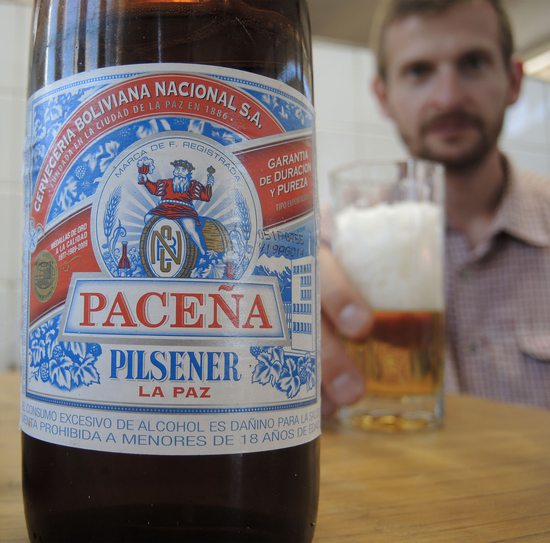 Jirka si vychutnává vychlazené pivo Paceňa v restauraci v La Paz, Bolívie.