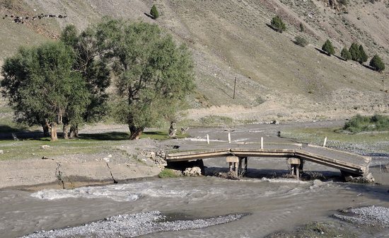 Padlý most přes řeku Golča, Kyrgyzstán.