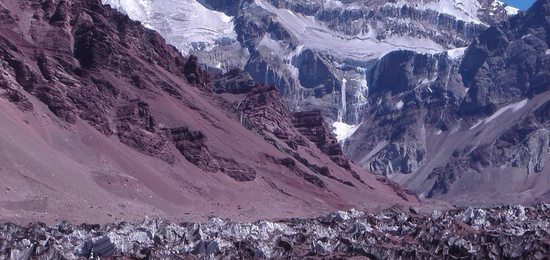Ledovec Lower Horcones, v pozadí jižní stěna Aconcaguy (6962m) na aklimatizačním výlětě do Plaza Francia (4100m), Argentina, 16. ledna 2006.jpg