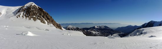 Sestupujeme z tábořiště C2 (5380m), které je vidět nalevo pod skalou, Pamír, Kyrgyzstán.