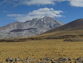 Zcela vlevo sopka Negro (5415m), uprostřed výrazný Incahuasi (6621m) a napravo San Francisco (6030m), Argentina