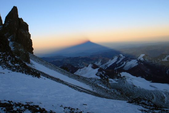 Aconcagua vrhá dlouhý stín během svítání. Foceno kousek nad Independencií (6400m).