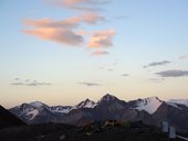 Sestup z C2 (5380m) do C1 (4400m) a den odpočinku před výstupem, Pamír, Kyrgyzstán