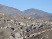 Typická krajina andského podhůří (precordillera), Chile