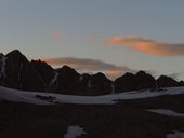 Sestup z C2 (5380m) do C1 (4400m) a den odpočinku před výstupem, Pamír, Kyrgyzstán