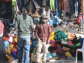 Obrázky z ulic a náměstí městečka Otavalo - tržnice na náměstí Plaza de Ponchos, Ekvádor