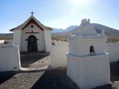 Malý udržovaný kostelík v osadě Llucuoma, NP Isluga, Chile