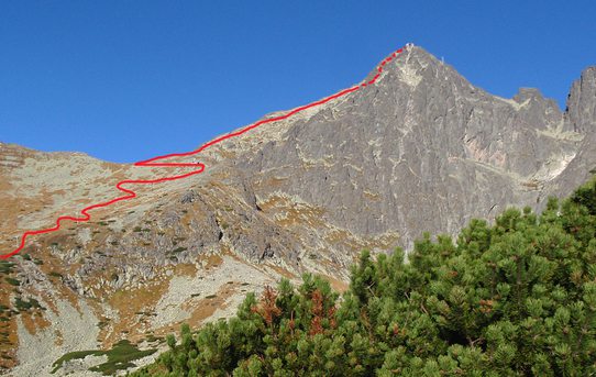 Červeně - normální cesta na Lomnický štít (2634m) přes Emericyho nářek - celkový pohled od Skalnatého plesa, Vysoké Tatry, Slovensko