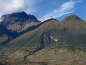 Vysokohorské jezero San Pablo a jeho okolí ve stínu mohutné sopky Imbabura (4630m), Ekvádor