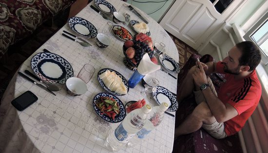 Vláďa čeká až se začne nosit na stůl večeře, Oš, Kyrgyzstán