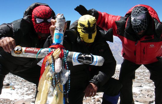 Spidermani to dokázali!!! Dostali se až na vrchol Aconcaguy (6962m)!!! První byl žlutý, pak za deset minut červený a za dalších pět minut černý!!!