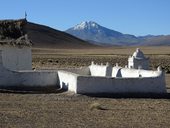 Malý udržovaný kostelík bez zvonice v osadě Llucuoma v pozadí Cerro Lliscaya (5634m), Chile