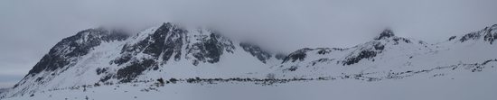 Mengusovská dolina. Nalevo hřeben Bašt a přibližně uprostřed je kužel Mengusovského Volovce (2227m), Vysoké Tatry, Slovensko.