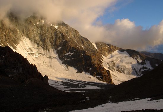 Mohutná stěna hory Rincón (5400m), kterou míjíme cestou do kempu Hoyada (4600m), Cordón del Plata, 14.ledna 2008