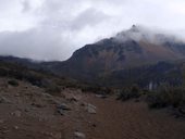 Do mraků zahalené vrcholy Illinizas, Ekvádor