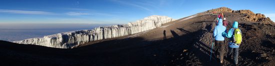 Kilimandžáro (5895m) - závěrečné metry k vrcholu Kibo po normální cestě, nalevo Southern Icefield.