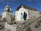 Před kostelíkem v Ungallire, Chile