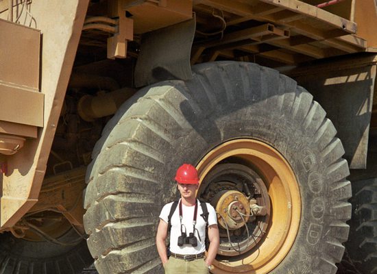 Jirka před obřím kamiónem Komatsu, Chuquicamata, Chile.