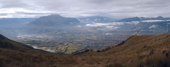 Výhled z úbočí sopky Cotacachi (4944m) na Otavalo a sopku Imbabura (4630m), Ekvádor