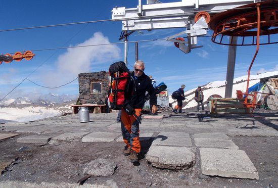 Pavel na konečné stanici lanovky - Garabaši (3750m).