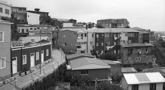 Pohled na Valparaíso po vystoupání starým výtahem, Chile.