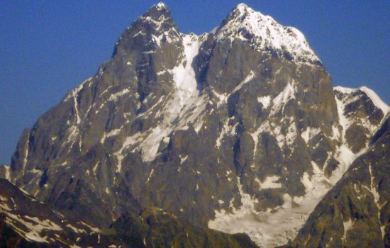 Majestátní Ušba (4710m) přezdívaná kavkazský Matterhorn