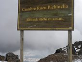 Výstup na sopku Pichincha z konečné stanice lanovky Cruz Loma, Quito, Ekvádor