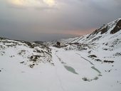 Pohled na Sliezský dom (1670m) a Velické pleso (1665m) od Velického vodopádu.