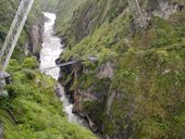 Strmé srázy vypínající se nad řekou Pastaza, Baños, Ekvádor
