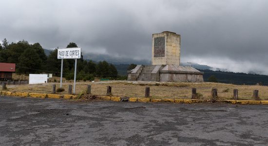 Památník v sedle Paso de Cortés