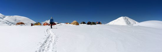 Vrchol naší aklimatizační vycházky - jsme v C3 (6125m) - napravo vrchol Pik Razdělnaja (6148m), Pamír, Kyrgyzstán.