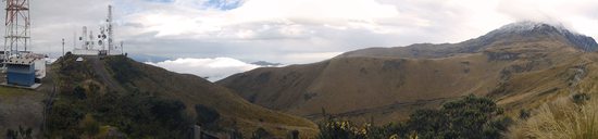 Pohled od antén směrem k vrcholu Cotacachi (4944m), Ekvádor