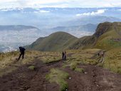 Výstup na sopku Pichincha z konečné stanice lanovky Cruz Loma, Quito, Ekvádor