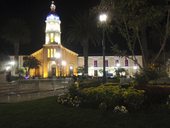 Noční život a osvětlené svatostánky ve městečku Otavalo, Ekvádor