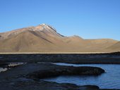 Slunce zapadá, měsíc vychází, Termas de Polloquere se noří do stínu, Chile