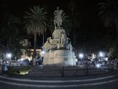 Pomník generála Juana Antonia Álvareze de Arenales. Jezdecká socha je obklopena sochami čtrnácti múz, které představovaly i tehdejší počet argentinských provincií ... Arenales pod vedením Manuela Belgrana měl zásadní podíl na vítězné bitvě o Saltu.