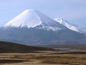 Nad jezerem Chungará se vypínající Parinacota (6328) a zpoza ní vykukující Pomerape (6282m), Chile